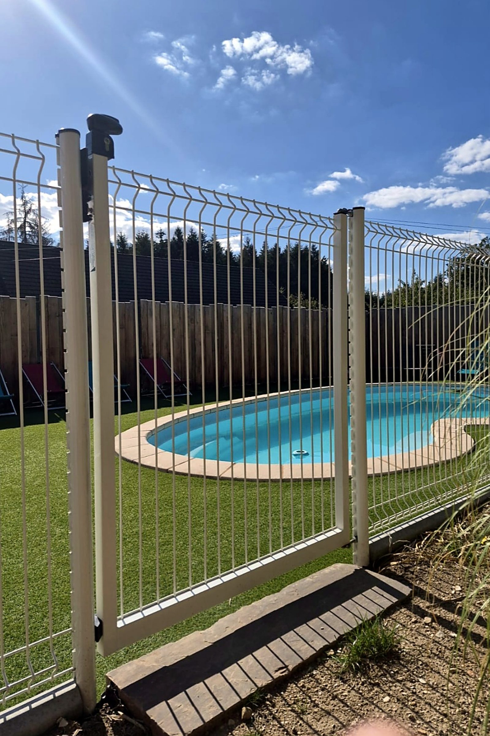 Clôture et portillon de sécurité autour d'une piscine