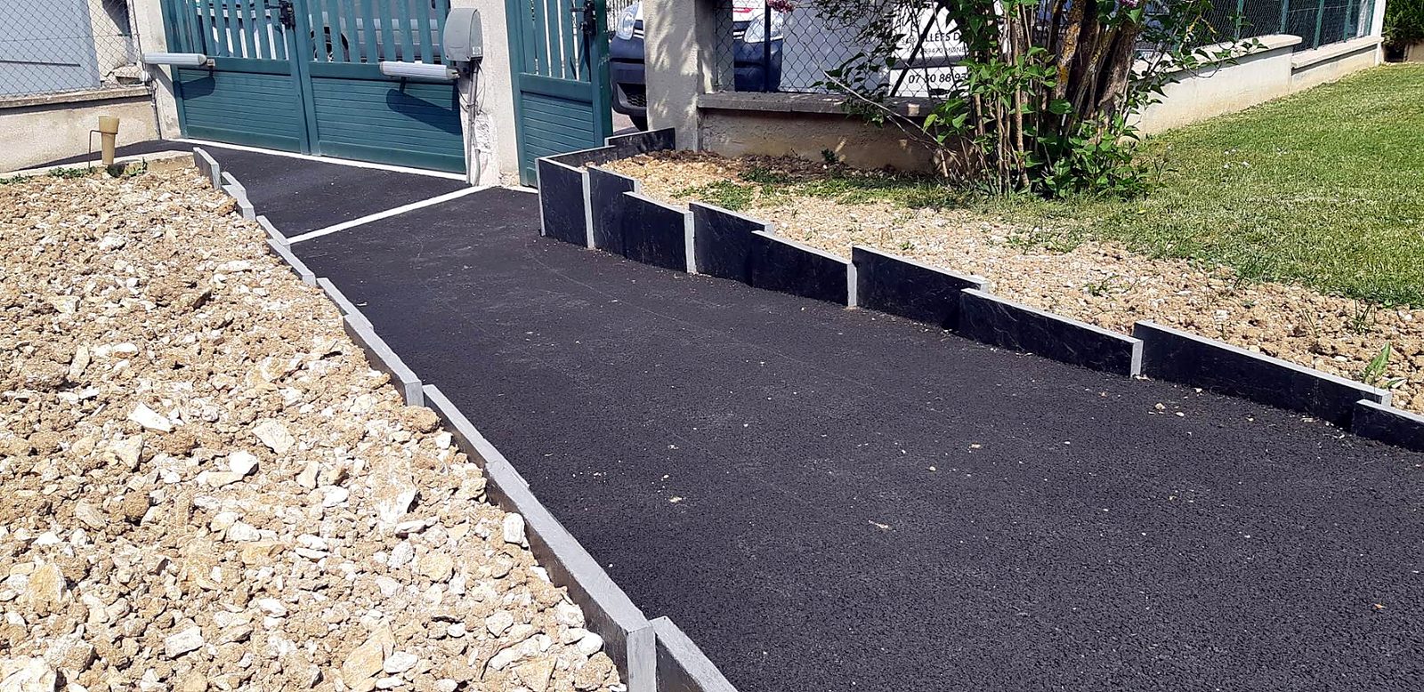 CLASSICA-ToP et soutènement en schiste : allée le long de la maison.