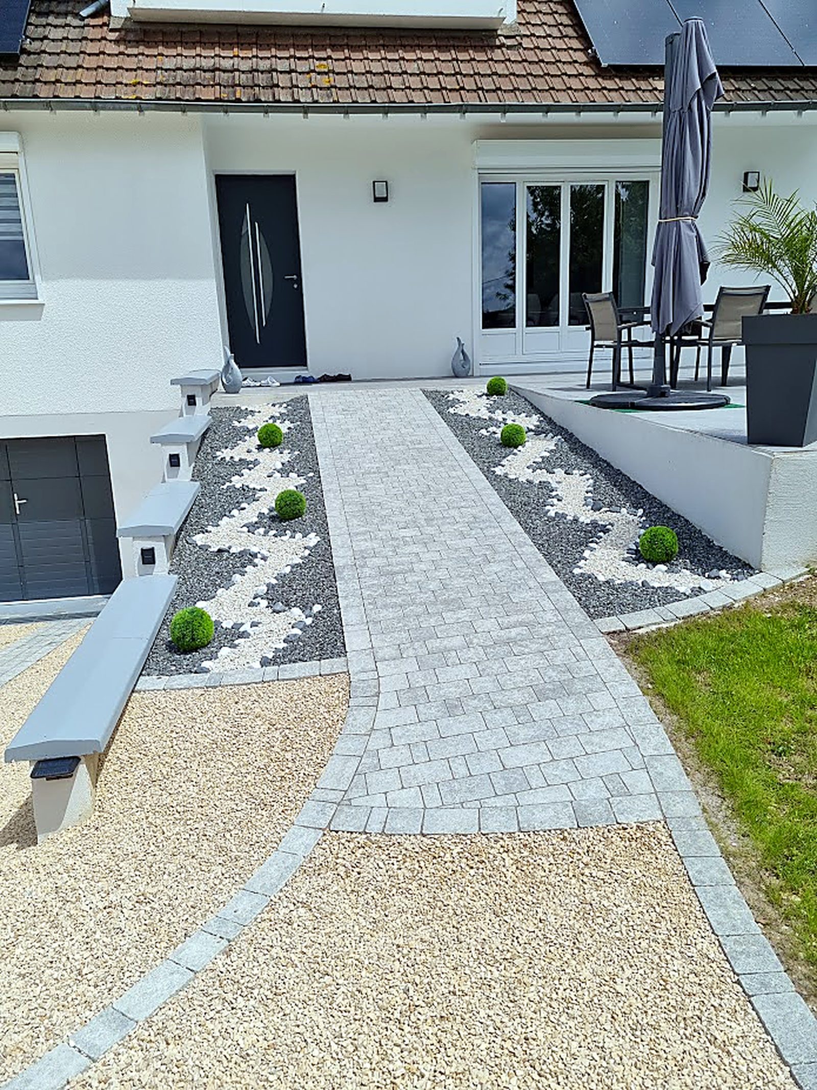 PAVEO-ToP : allée le long de la maison, paillages minéraux clair et sombre de part et d'autre.