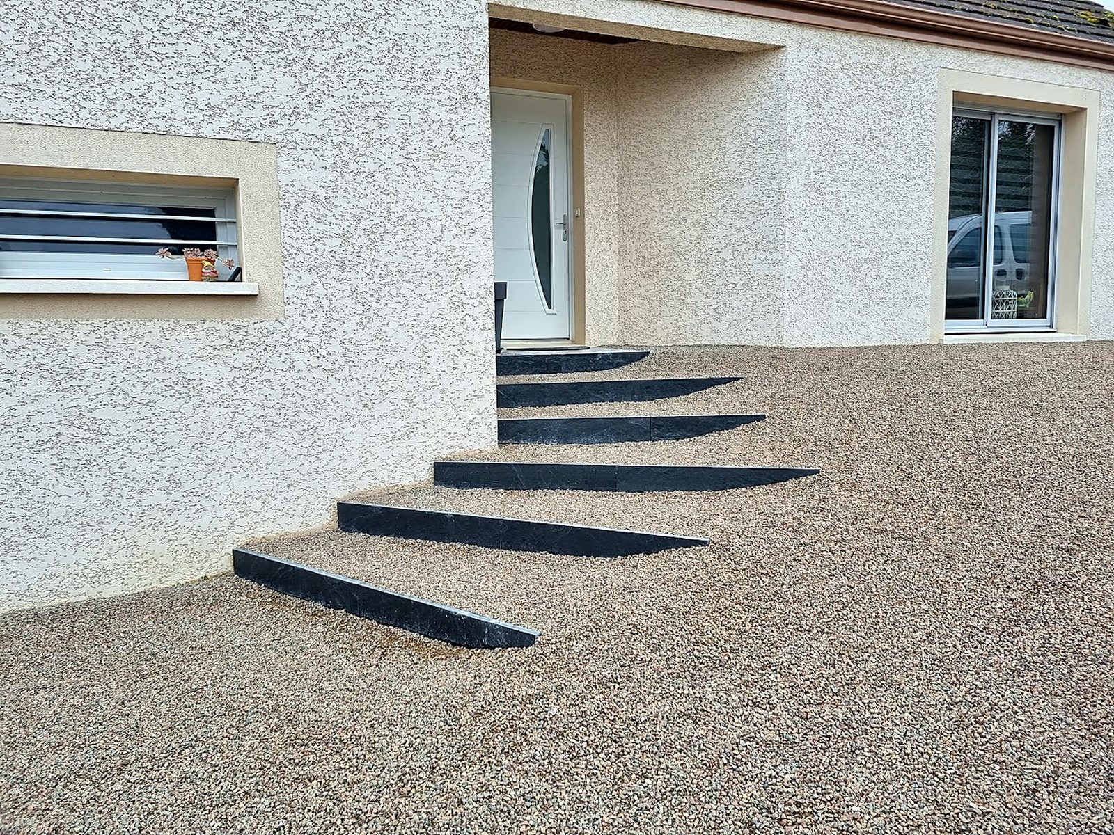 ALVEO-ToP et marches en schiste : cour et entrée de maison.