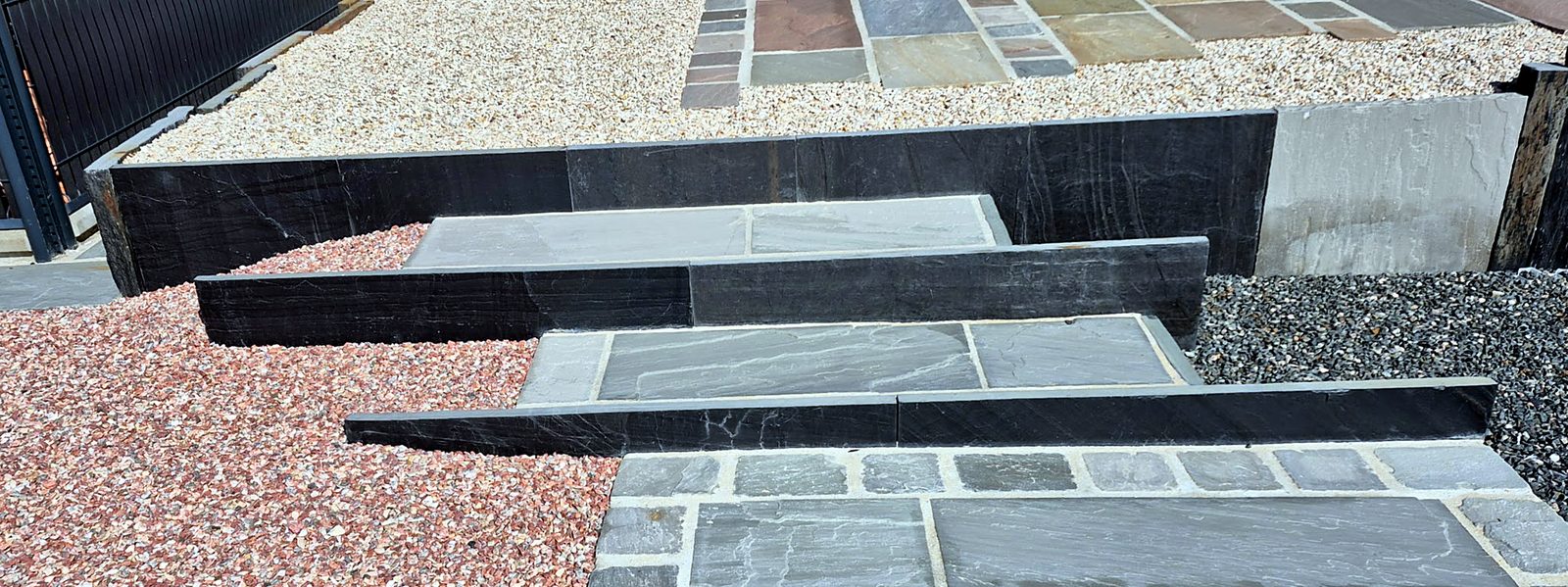 Escalier extérieur en dallage et schiste