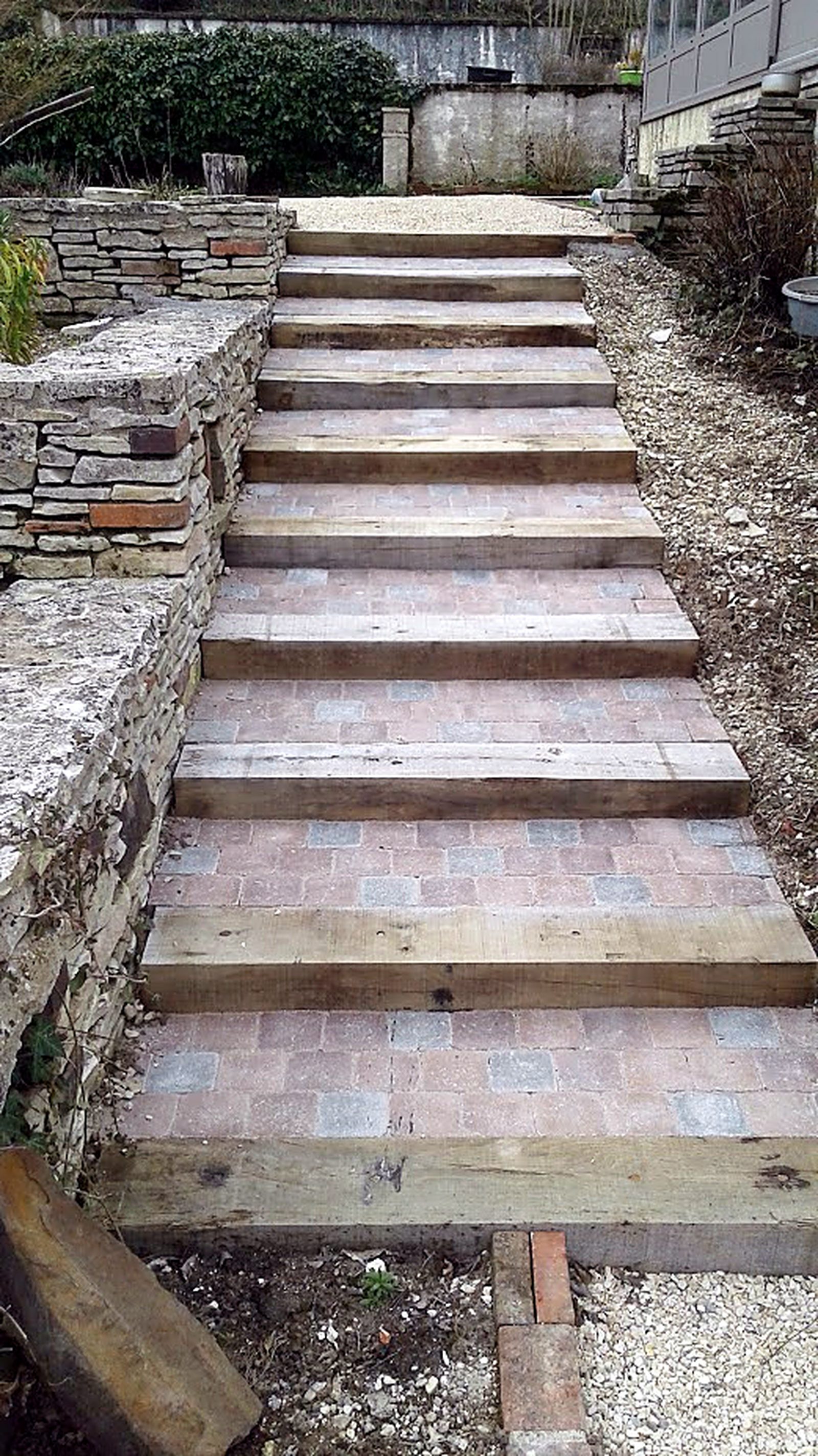 Escalier de jardin en traverses de chêne