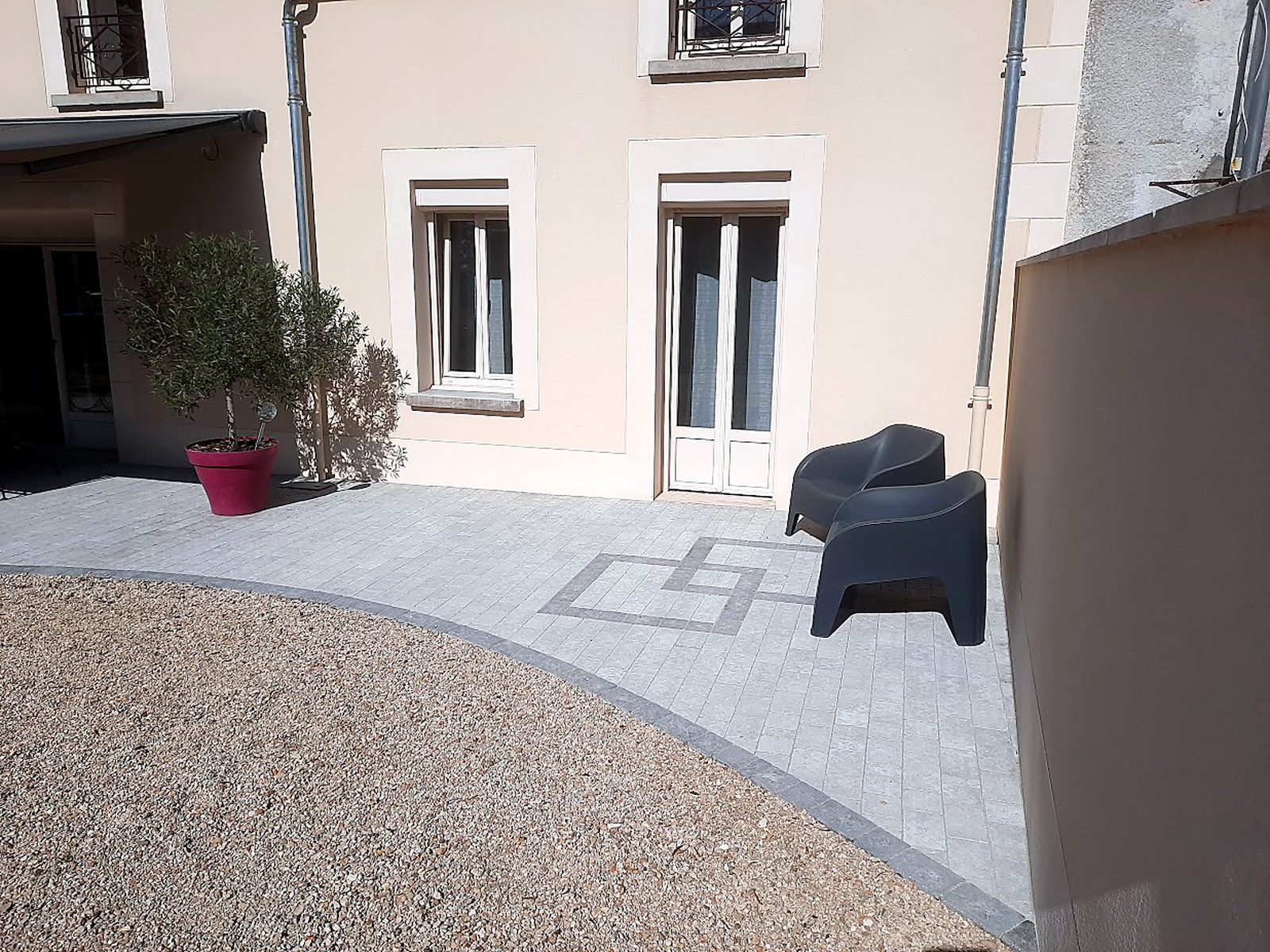 PAVEO-ToP : terrasse accueillant un salon de jardin.