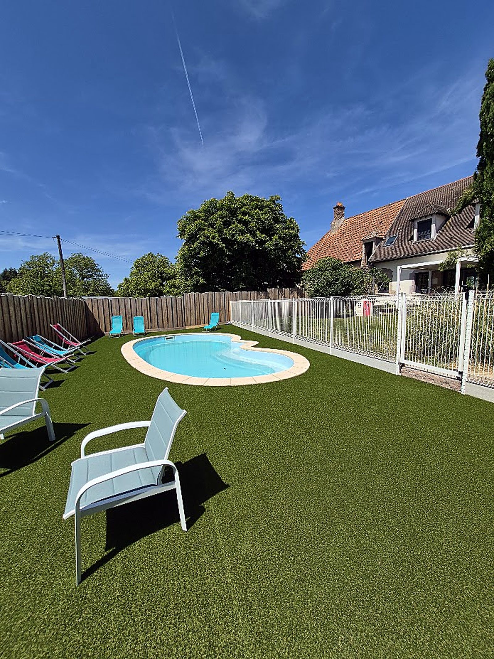 ALLGREEN-ToP : plage de piscine en gazon synthétique.